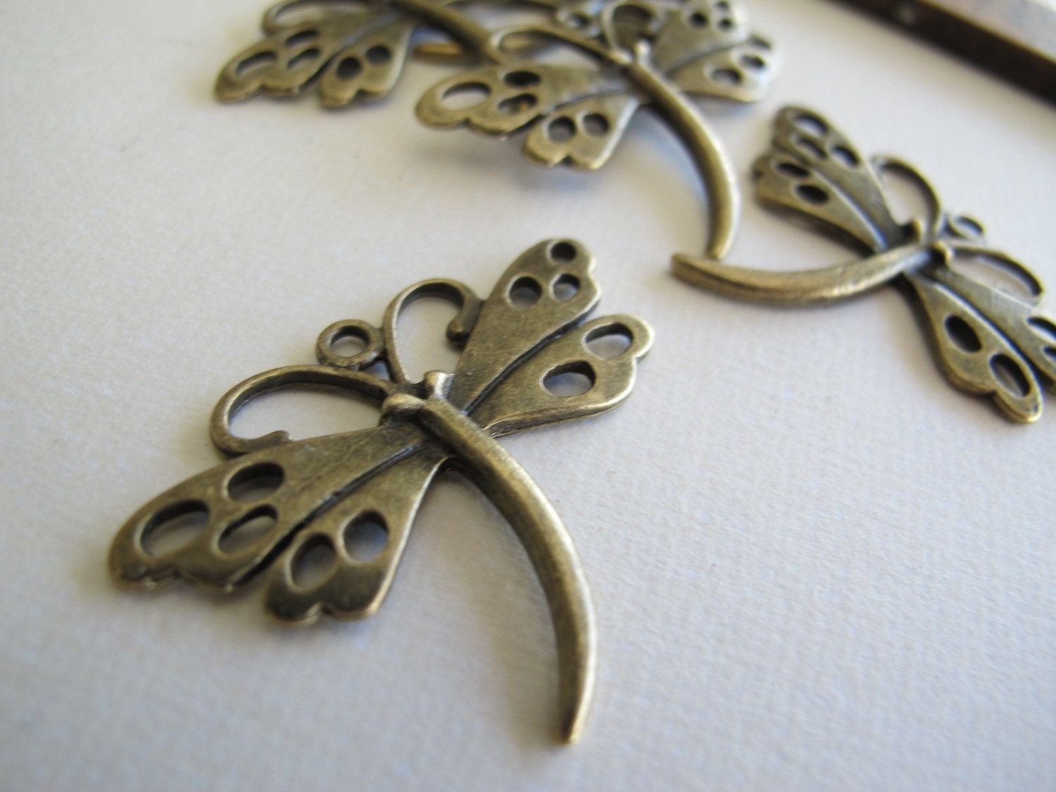 Antique Bronze Lovely Filigree Dragonfly Charms Pendant  (set of 4)