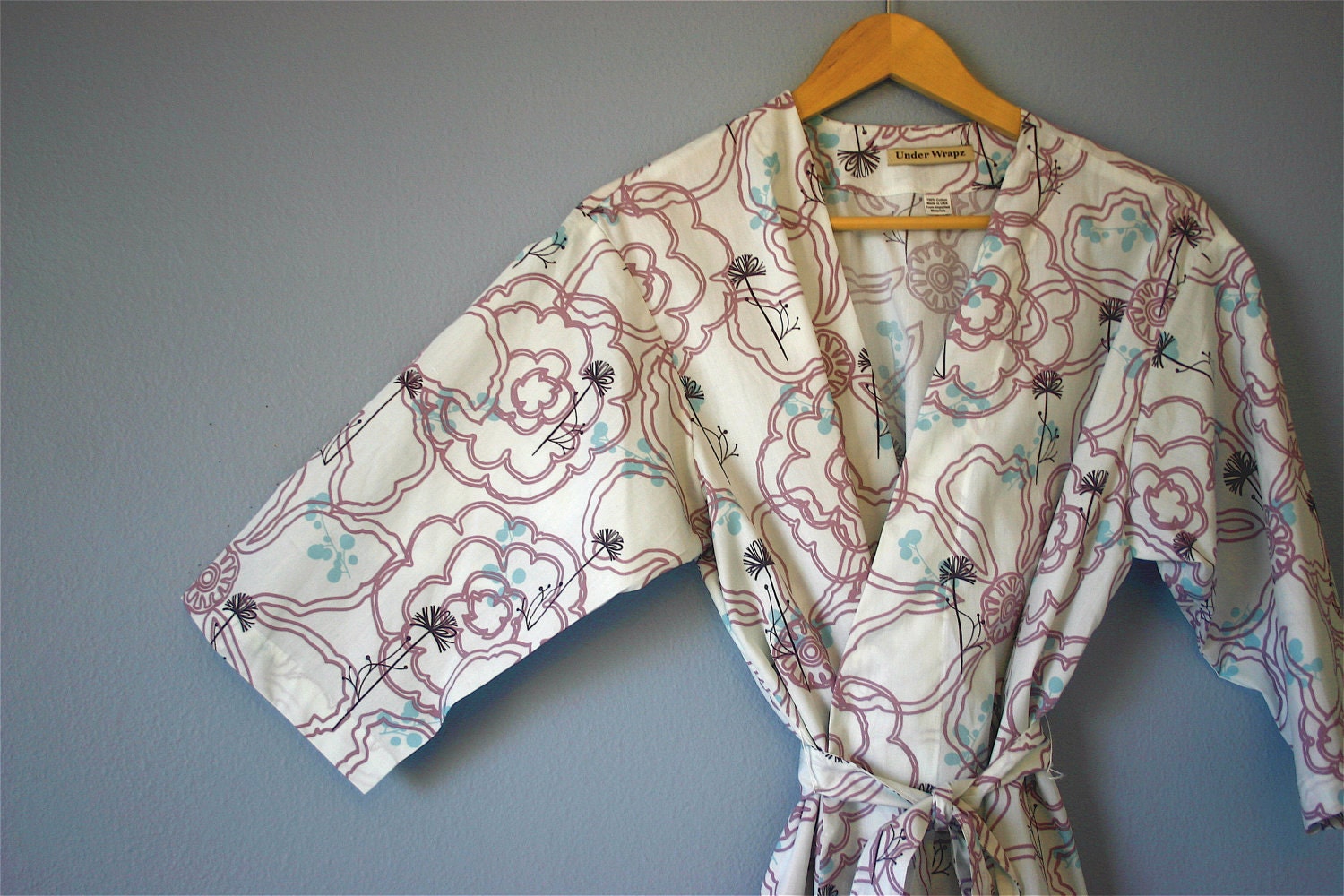 READY to SHIP. White Robe. White Bridal Robe. Bridesmaids Robe.  Wedding Robe. Bathrobe. Robe.  White and Lavender.  Knee Length. Medium.