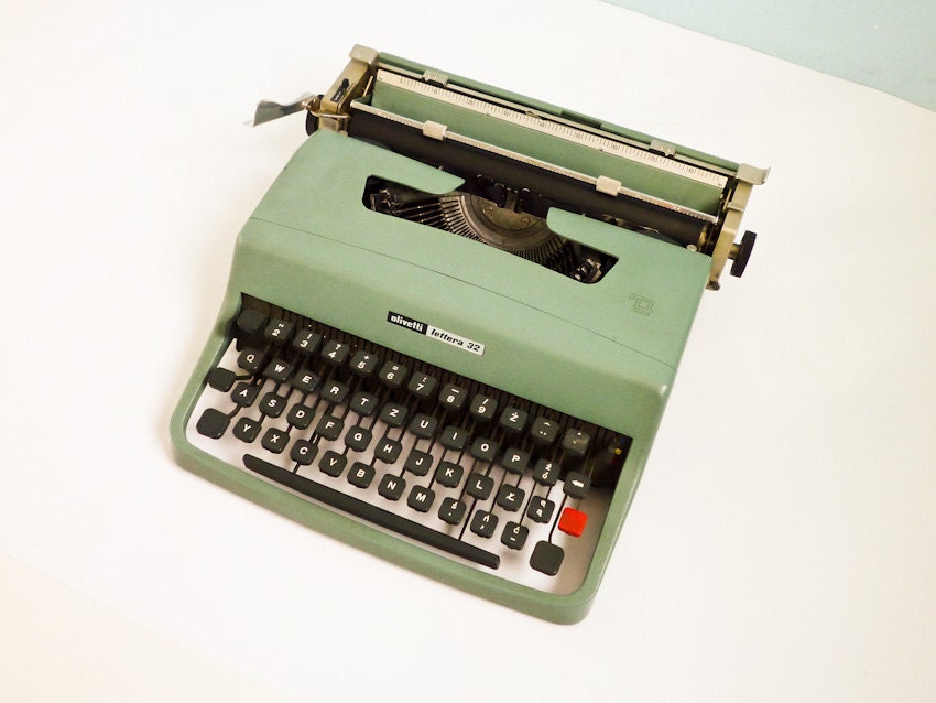 Vintage Typewriter Olivetti Lettera 32 Green working with case