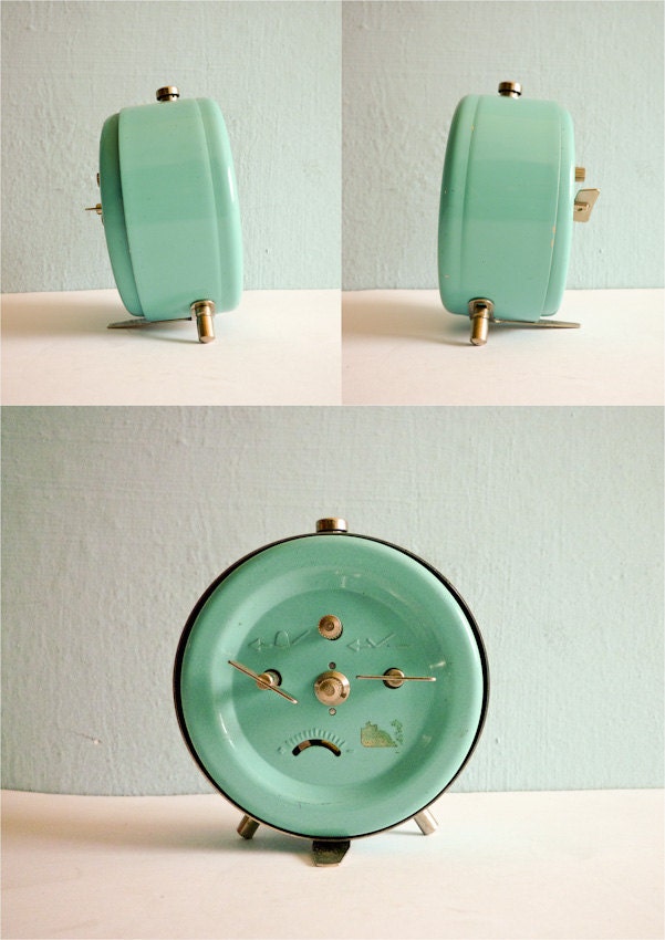 Vintage turquoise mechanical alarm clock working