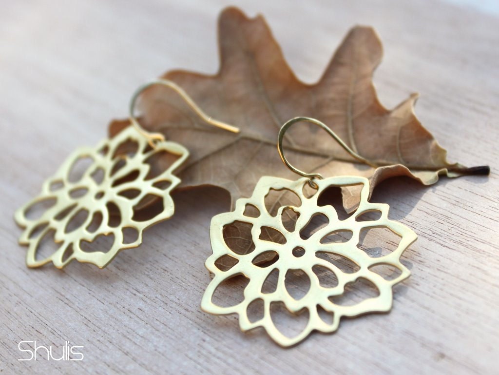 Large and pretty gold flower earrings in a geometric and aesthetic design. They are impressive in size and have a little of bohemian chic feel to them.