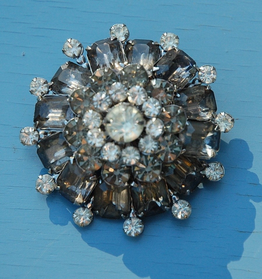 Vintage green domed rhinestone brooch VJSE