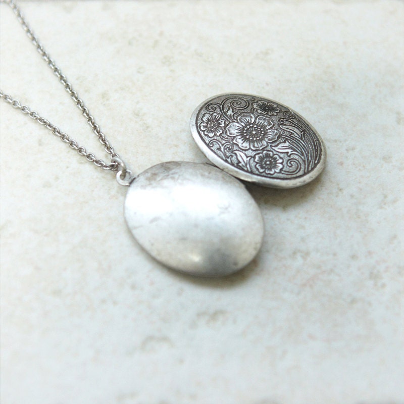 Antique style Oval Locket Necklace with floral pattern