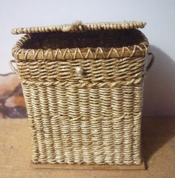 CDHM Gallery of Lidi Stroud, IGMA Artisan of Into Minis makes hand woven baskets, from Moses beds, crab pots, hampers, olla bowls, and more all in 1:12 scale for dollhouse miniatures 