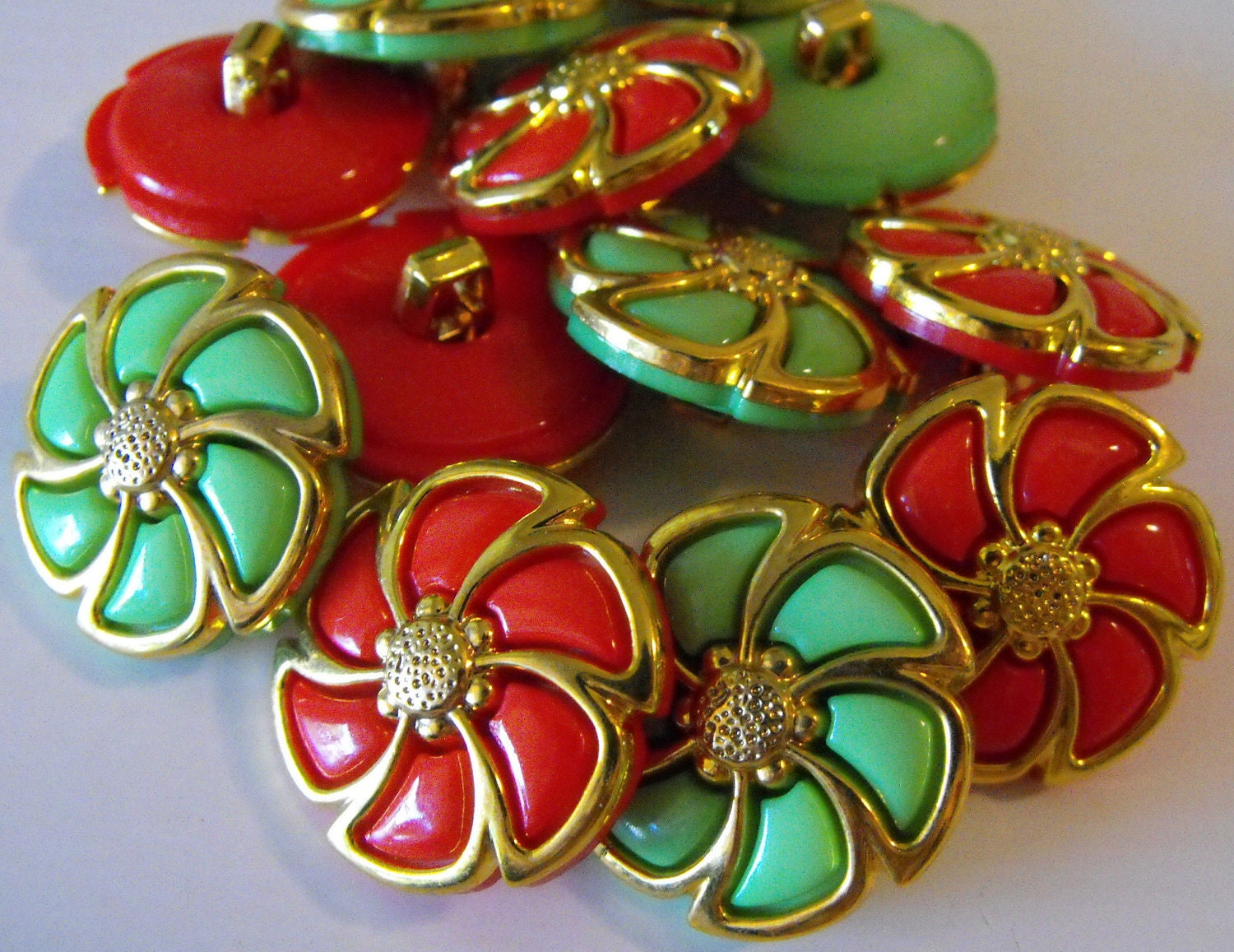 15 Red and Green Pinwheel Flower Shanked Buttons