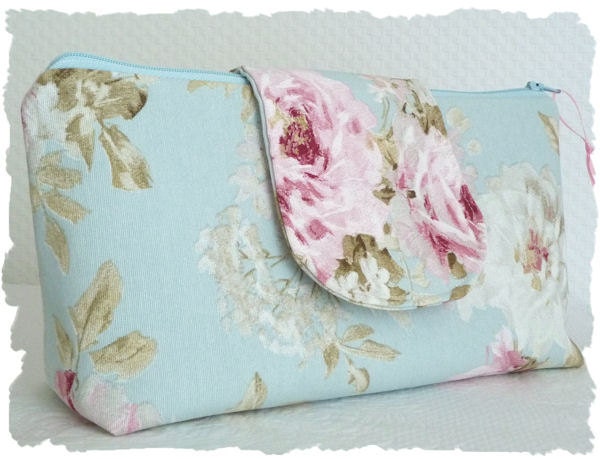 Shabby Chic Sponge Bag. Large Make up Bag. English Rose. Pastel blue. pink. Roseprint