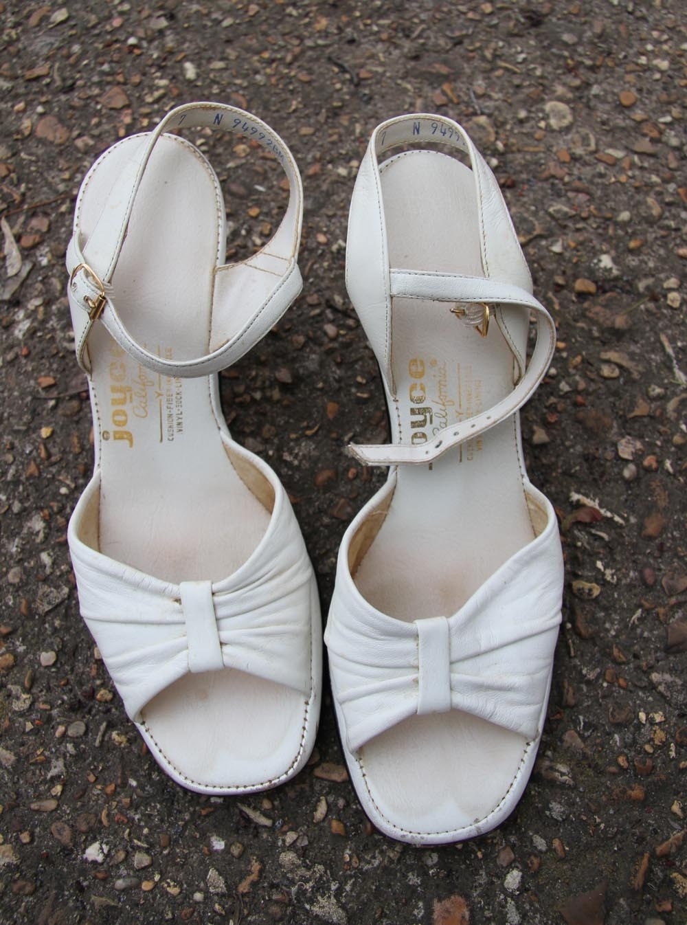 White open toed heels, size 7. Bow front.