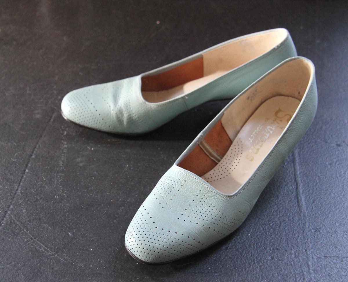 Minty powder blue pumps. Size 6. 1960's.