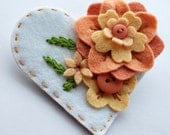 Felt flower heart brooch - peach