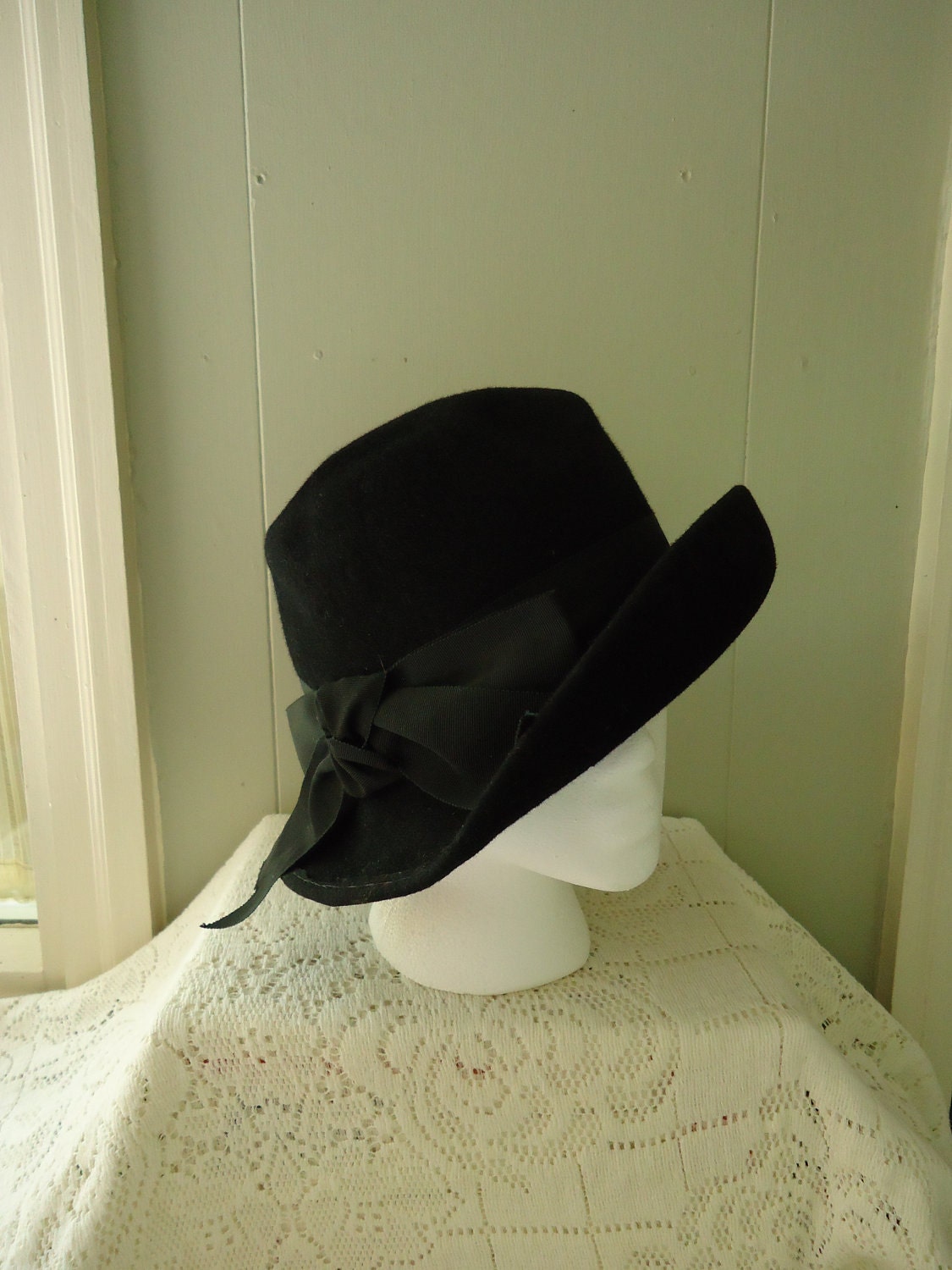 1950s cloche / 50s black wool cloche / Ritz Henry Pollak New York cloche