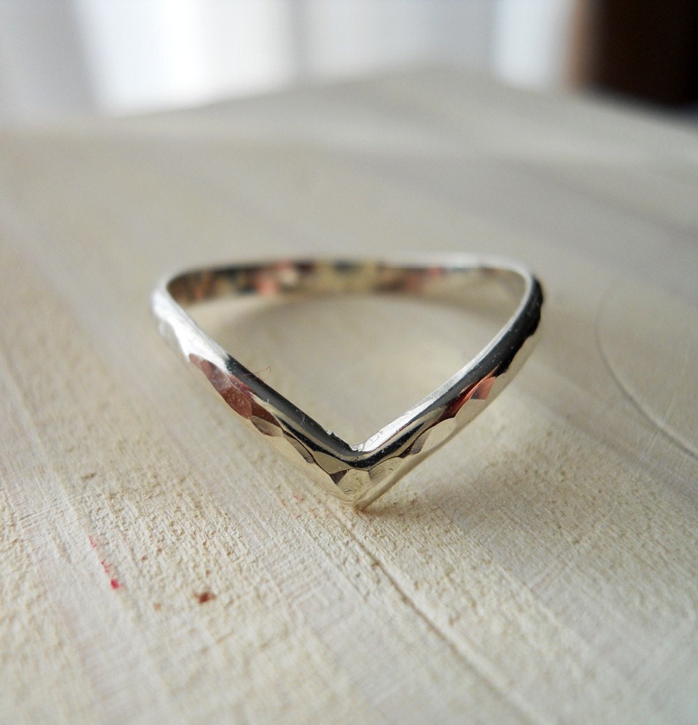 925 Sterling Silver Hammered V Ring