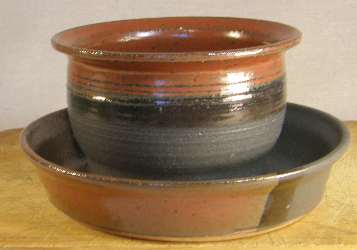 Stoneware Ceramic Pottery Flower Pot/Planter with Plate: Red and Black Glaze