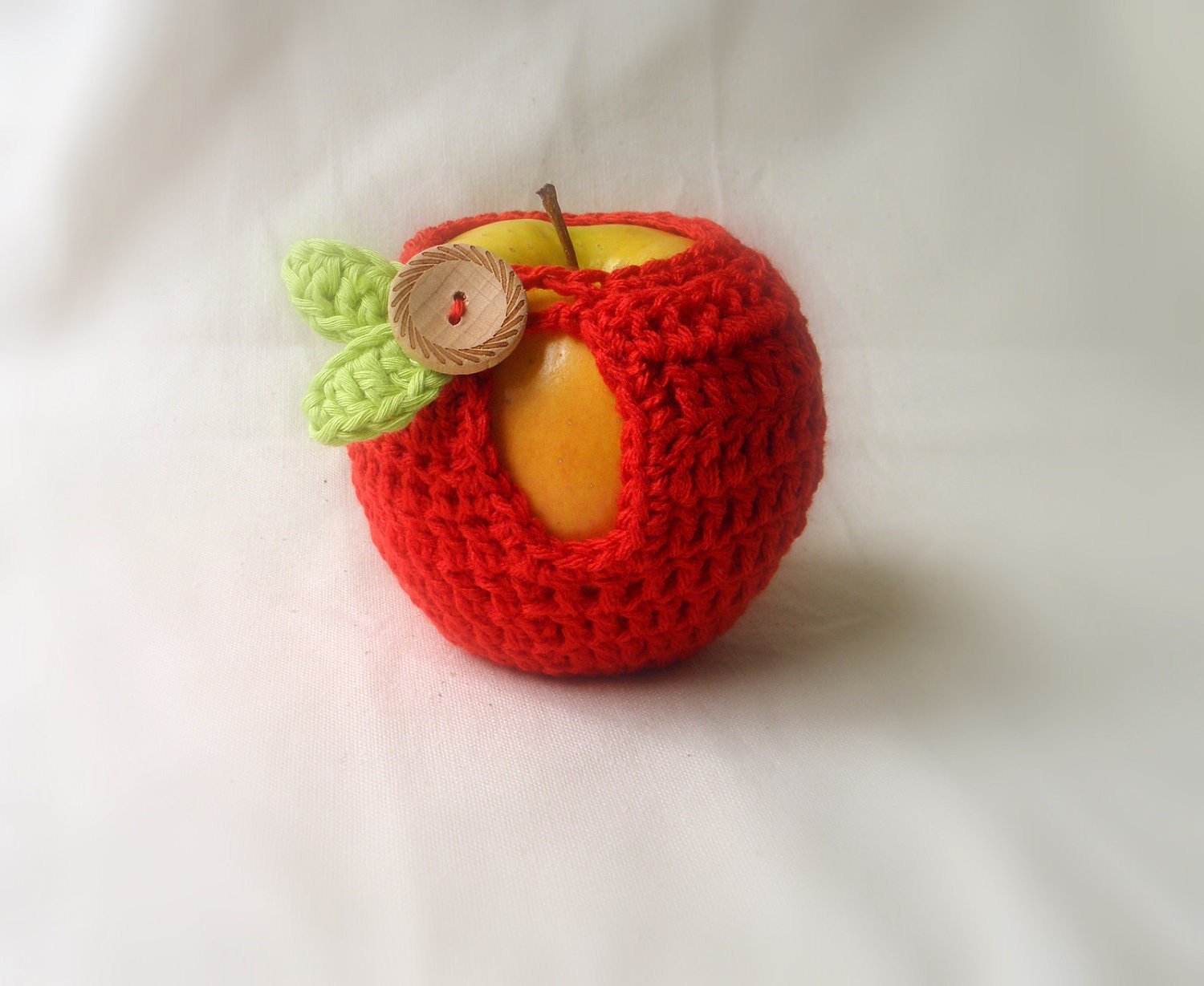 Apple cozy - red , green crochet sweater, lunch bag