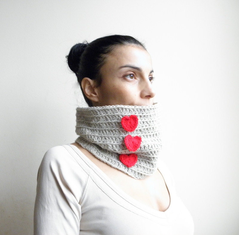 Neckwarmer / cowl / oatmeal natural chunky red heart circle
