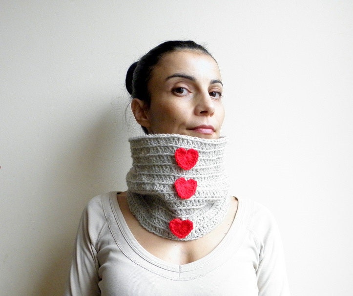Neckwarmer / cowl / oatmeal natural chunky red heart circle