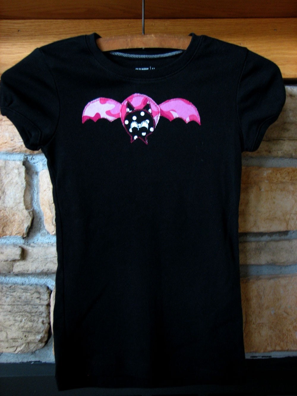 Pink Camo Bat Applique T-shirt short sleeve, black, girls medium