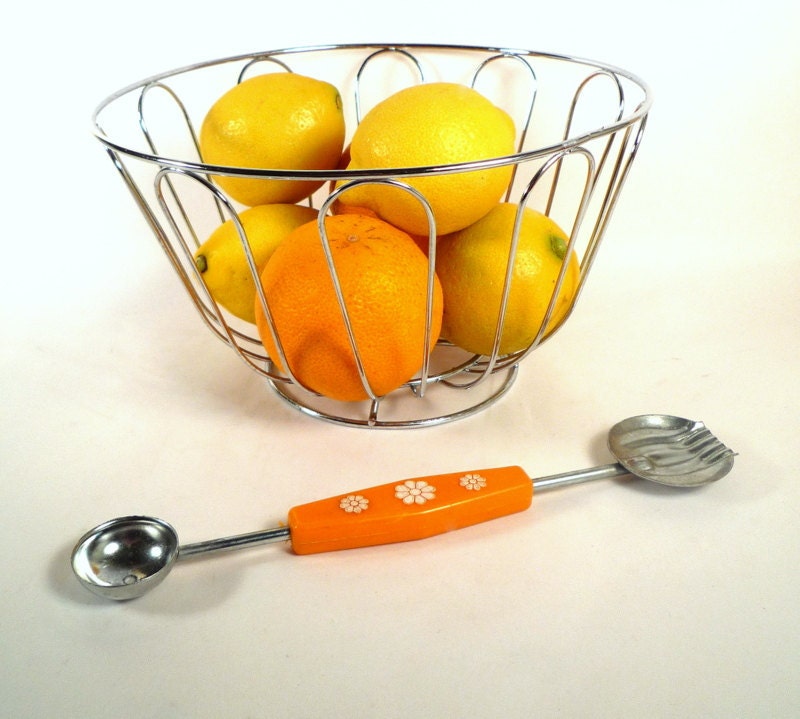 Vintage Melon Baller - 1960's, Orange, Plastic Handle, White Flowers.  Mad Men, Kitchen Utensil.  June Cleaver Style.