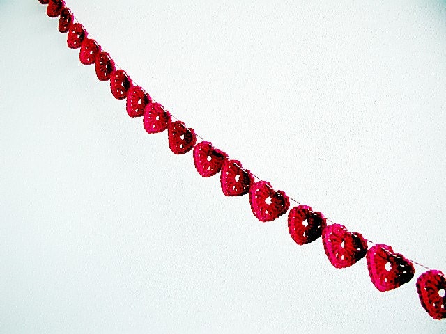 Crochet Red Hearts Garland L - 22 hearts