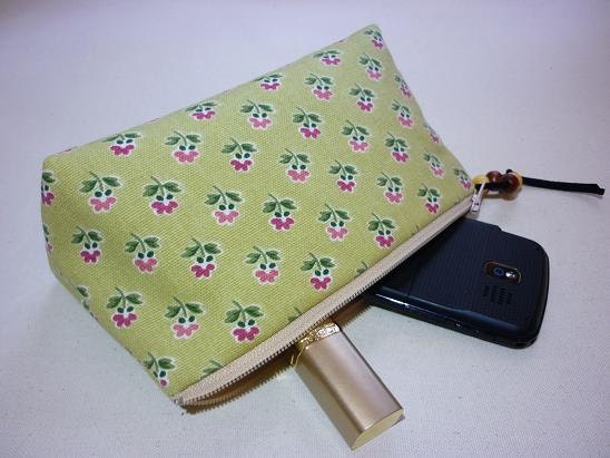 Triangular Zipper Pouch/Cute Flowers on Light Green