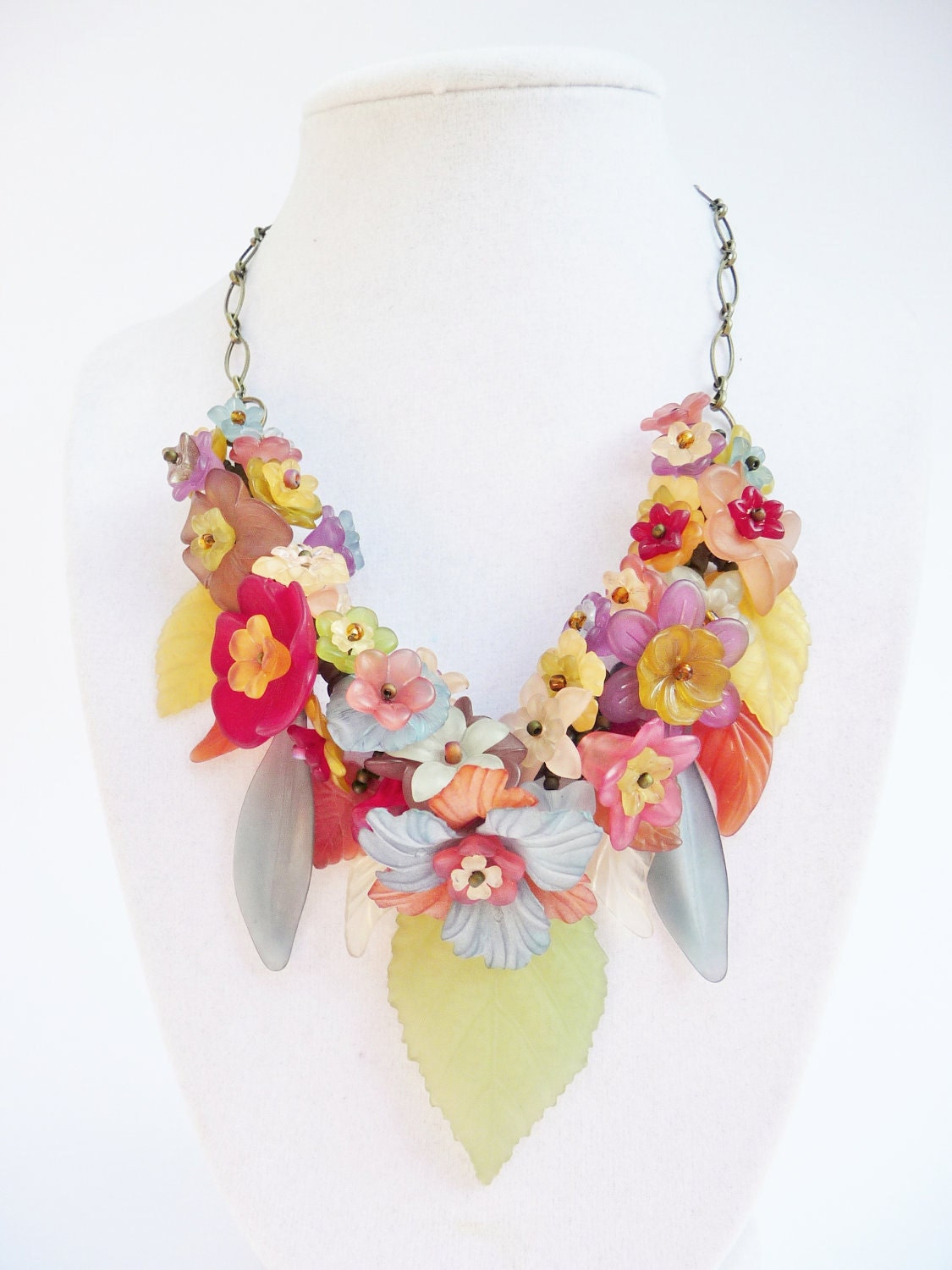 Autumnal Garland - Vintage Lucite Flowers in Autum Colors - Lightweight Statement Nekclace - Bibstyle
