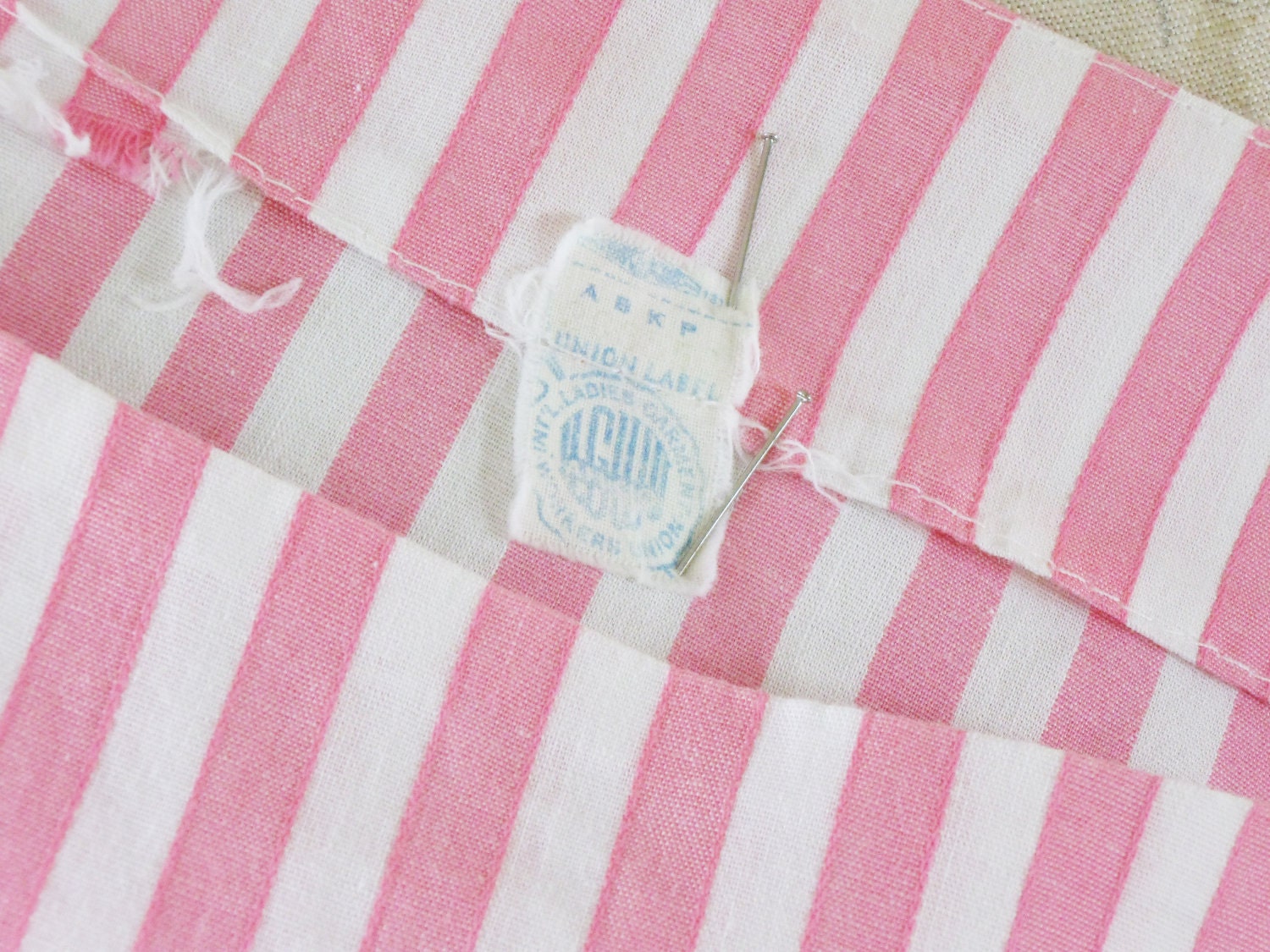 60s Pink Striped Blouse Triangle Hem Boatneck Cap Sleeves Womens Large