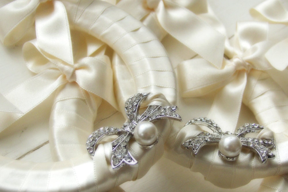 vintage bow lucky wedding horseshoe with rhinestone & pearl bow embellishment