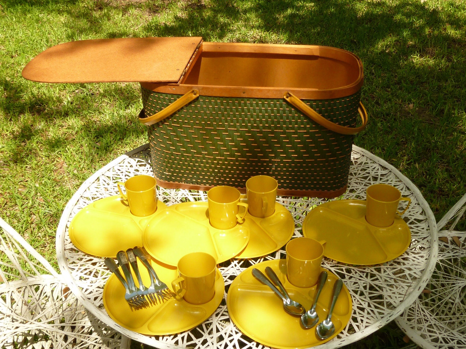 Great Looking Green and Tan Woven Wicker Picnic Basket