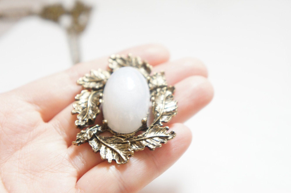 Oval Rhinestone with Leaf Necklace