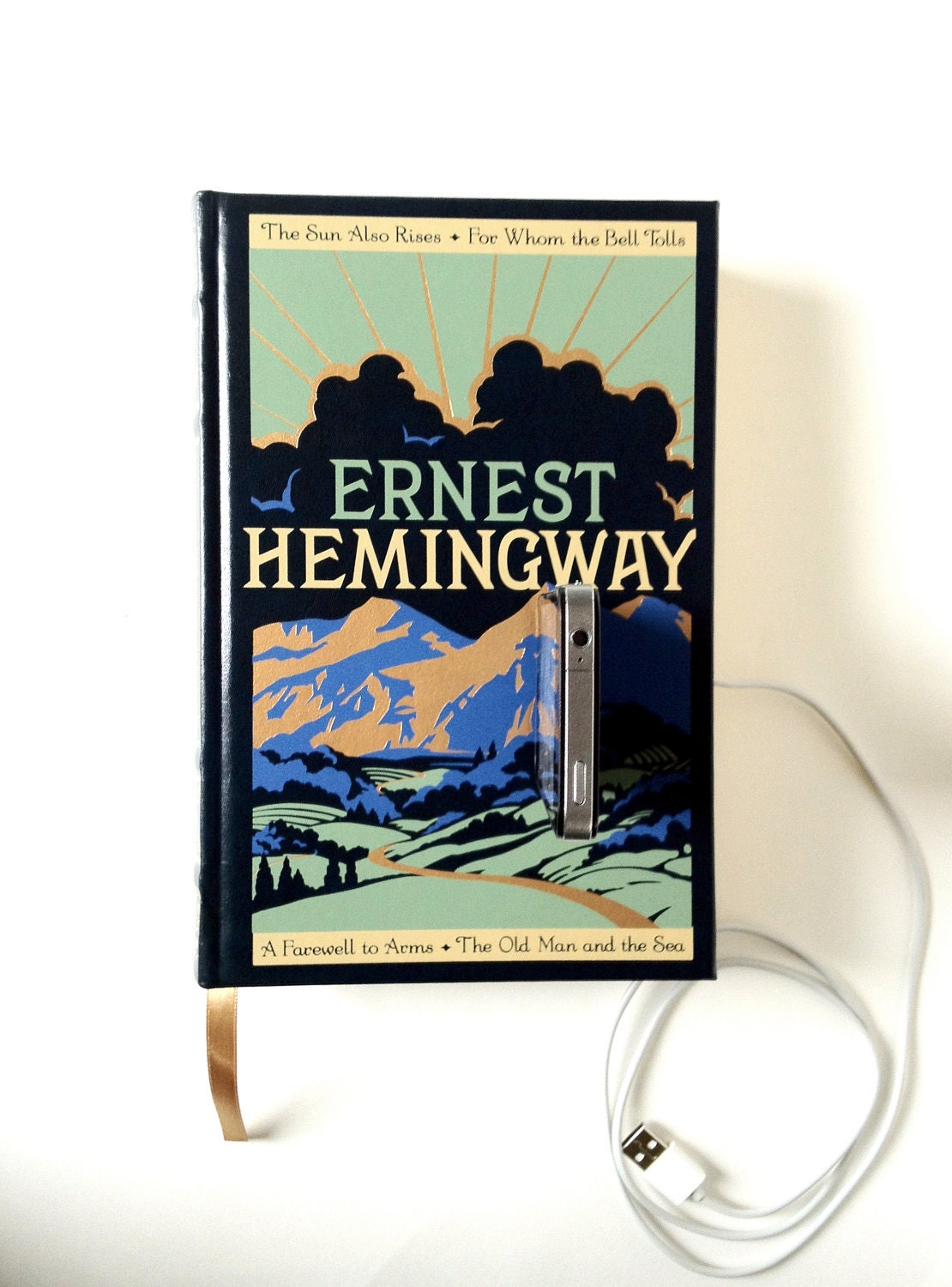 Ernest Hemingway booksi Charging Dock for iPhone and iPod