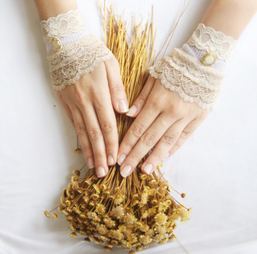 Fine cream lace cuffs bridal gloves wedding