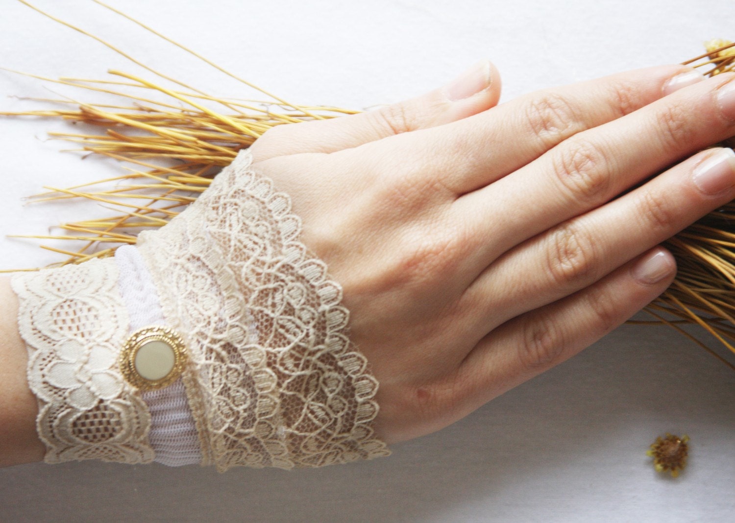 Fine cream lace cuffs bridal gloves wedding