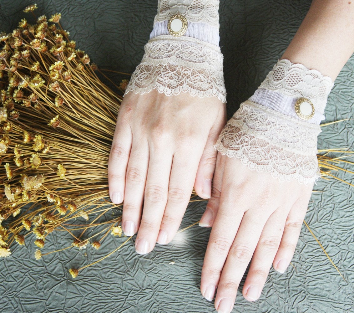 Fine cream lace cuffs bridal gloves wedding