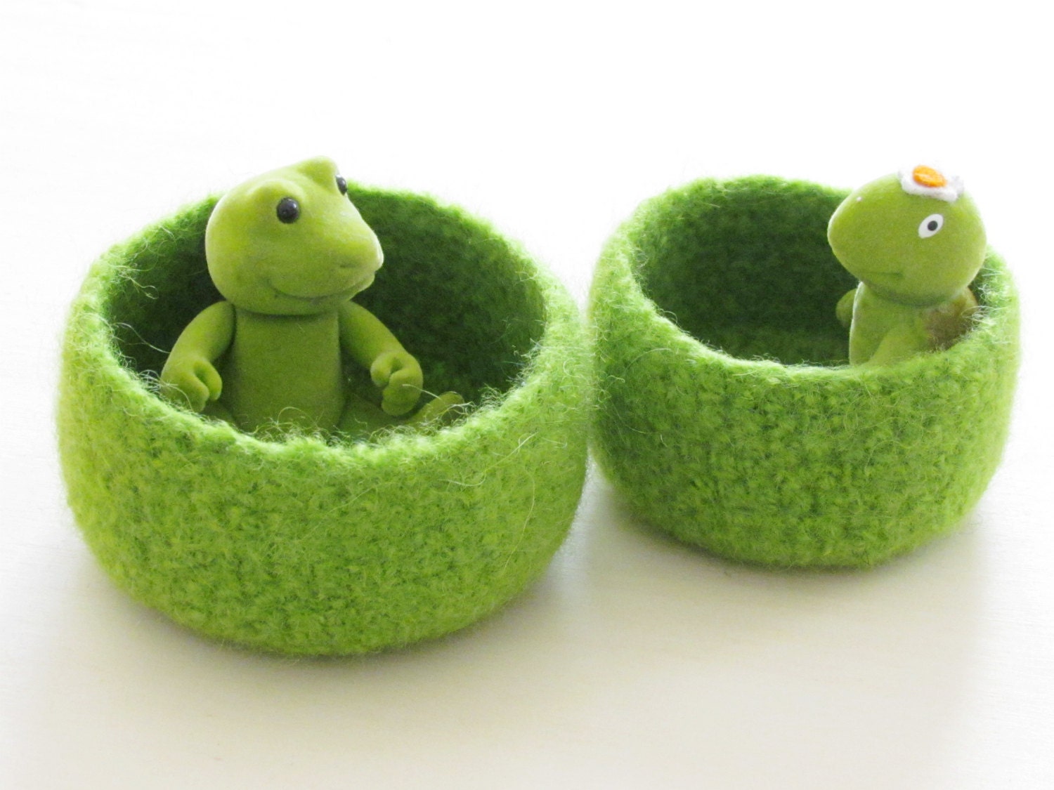 Ring catcher - Green Felted bowl  - bright color - Cozy gift - Set of two nesting bowls
