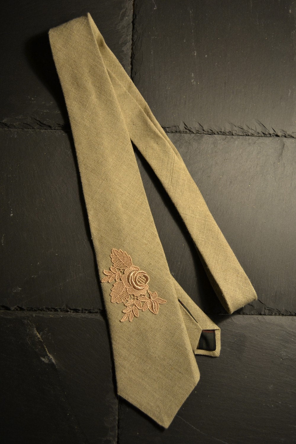 Linen necktie with beige embroidery adornment