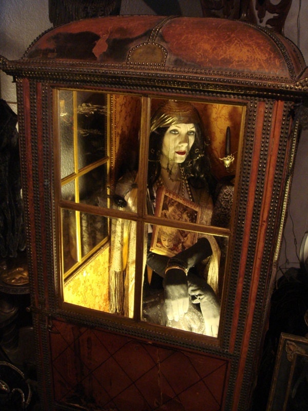 18TH CENTURY SEDAN Chair Coach Human Taxi or use it as a Gypsy Fortune Telling Booth