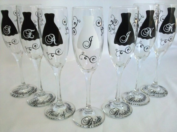 Bridesmaids champagne flutes, Personalized set of 6 monogram wedding glasses in black and white motif, bridesmaid gift ideas