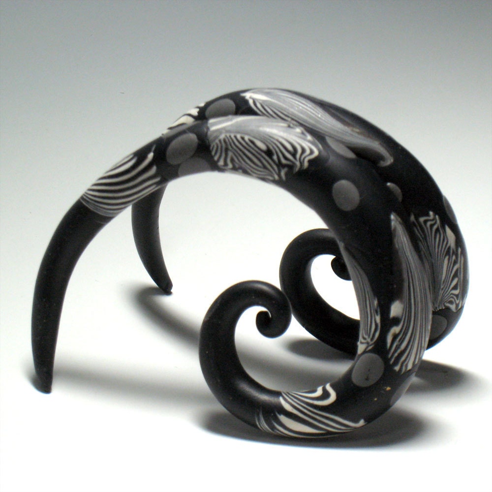 Gauges 7/16"  black white tribal spiral claw - ClayGauged