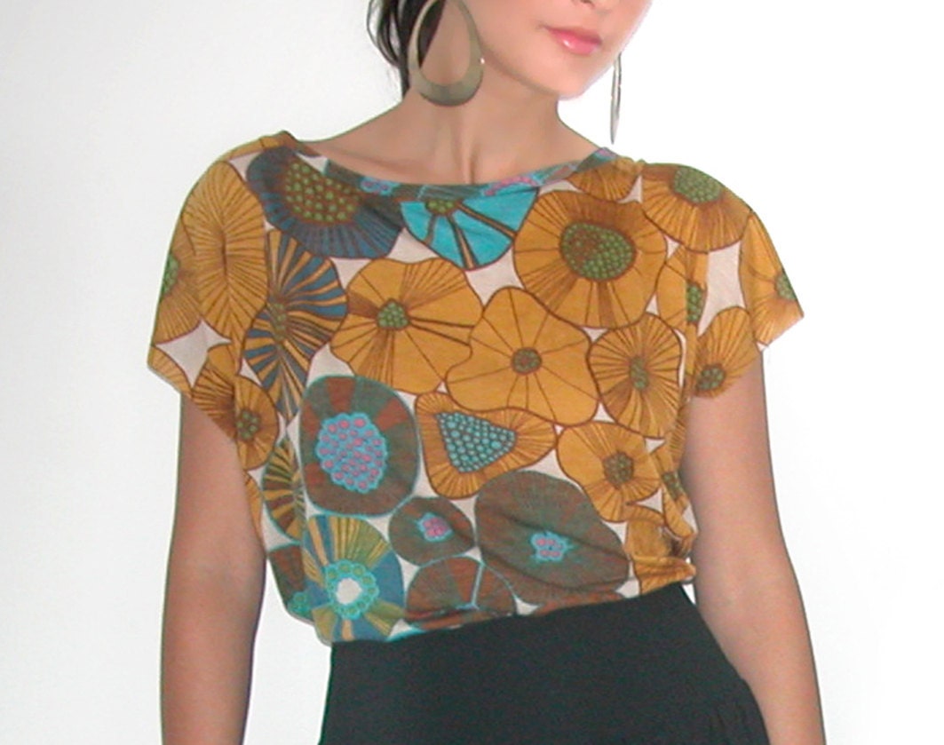 Summer flowered shirt with low back cleavage