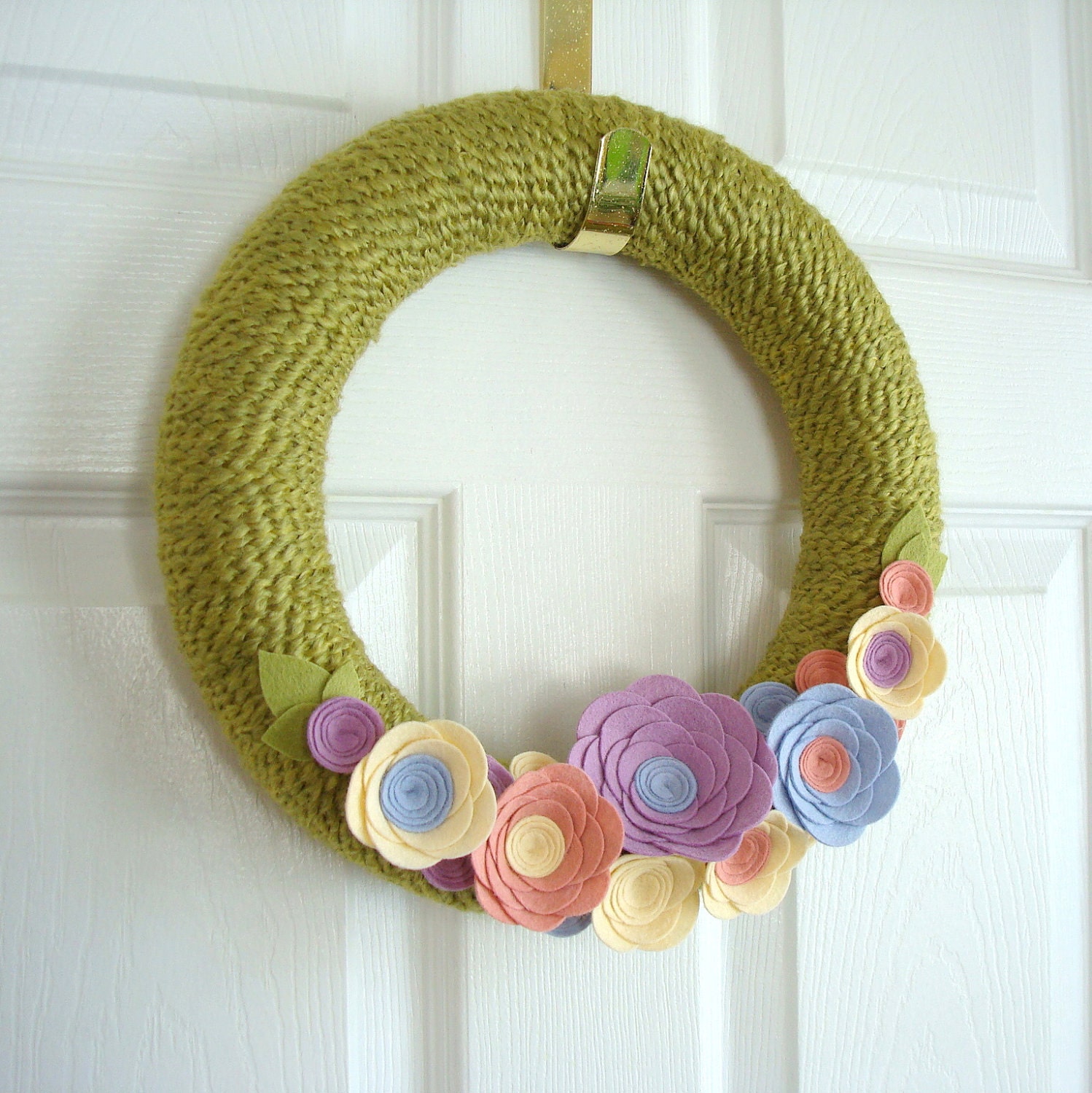 Summer Yarn Wreath. Chartreuse Green Door Wreath. Modern Wreath with Felt Flowers. Pastels. Lilac purple, rose pink, sky blue and ivory.