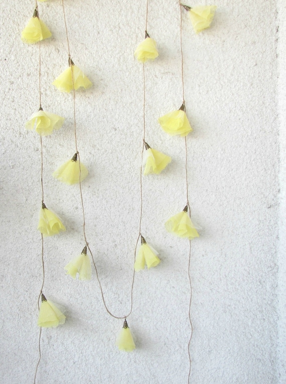 Daffodils, blossom garland, wedding decoration, garden party, spring décor, yellow