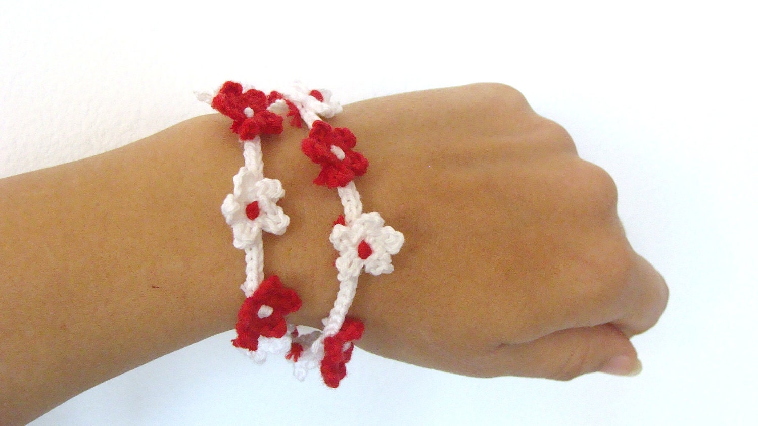 Crochet  flowers bracelet snow white and red, lariat wrap bracelet