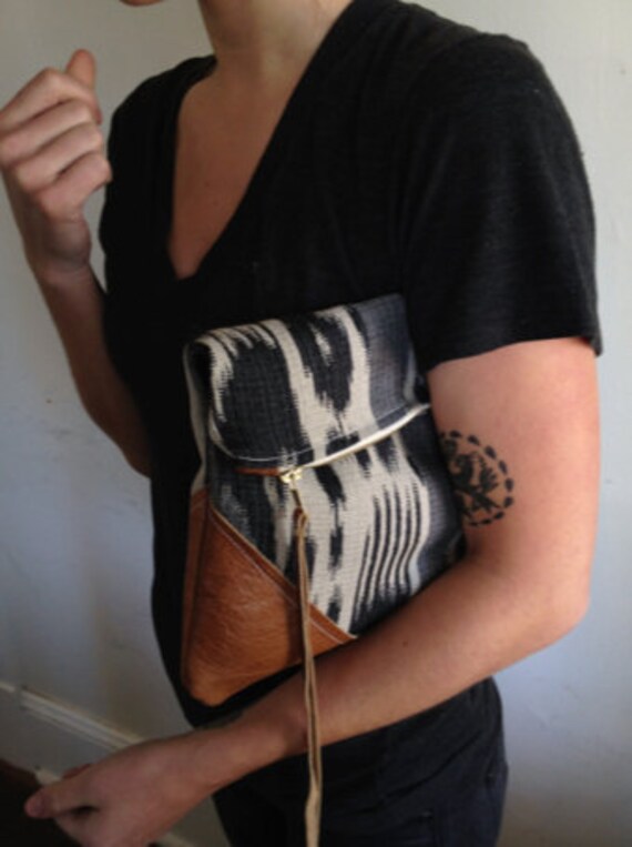 T R A V E L collection Leather and cotton clutch, cream color