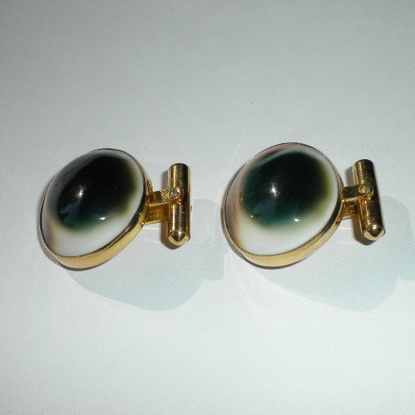 Vintage Shiva's Eye Shell and Gold Cufflinks