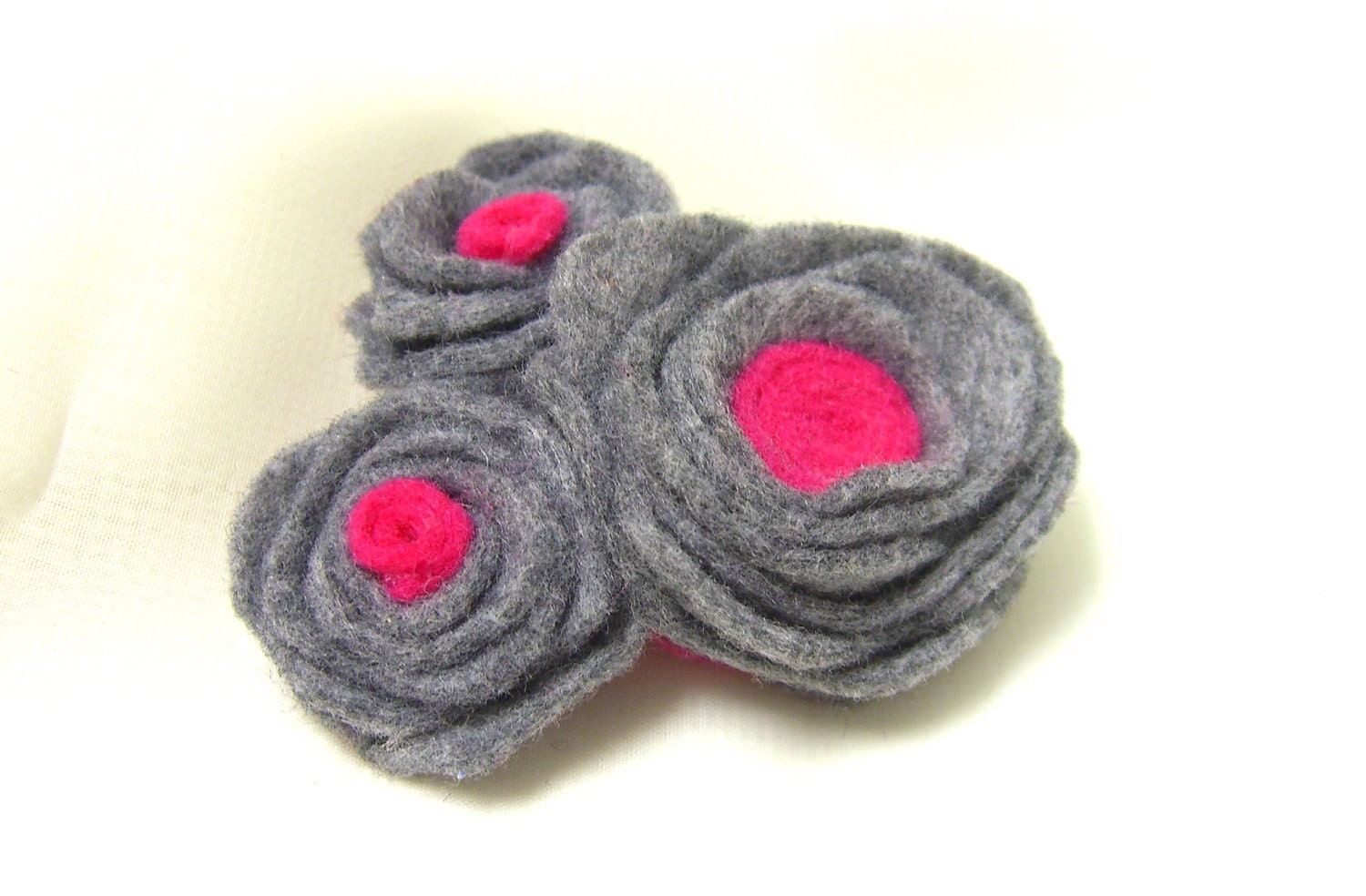 Felt hair clip. Gray flowers with hot pink centers. Little girls. Teens.