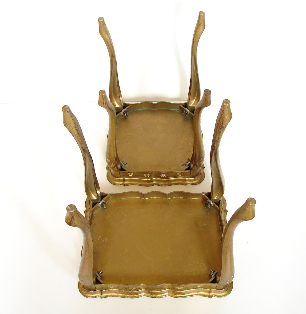 Vintage Italian Florentine Nesting Tables / Tray Tables in Gold Gilt (Set of 2)