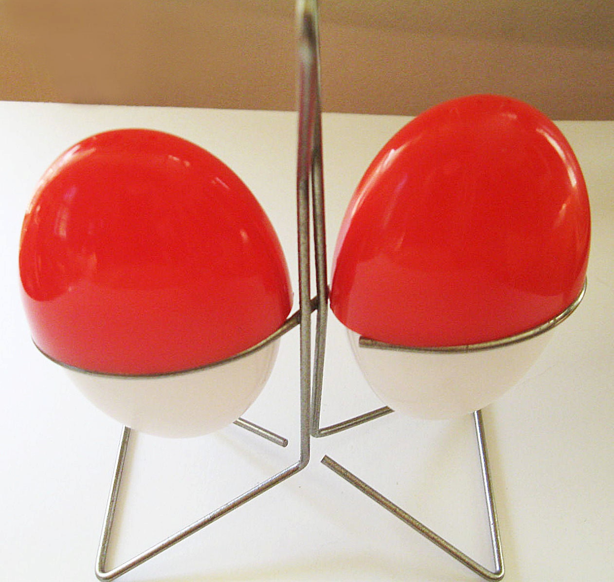 Retro Plastic Salt and Pepper Set with Metal Rack
