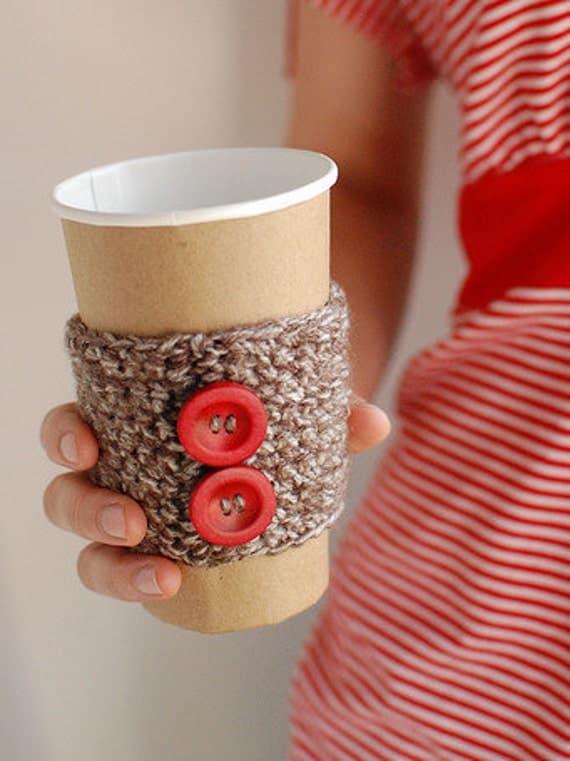 Natural coffee cozy with red wooden buttons by The Cozy Project