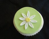 White daisy fondant topper