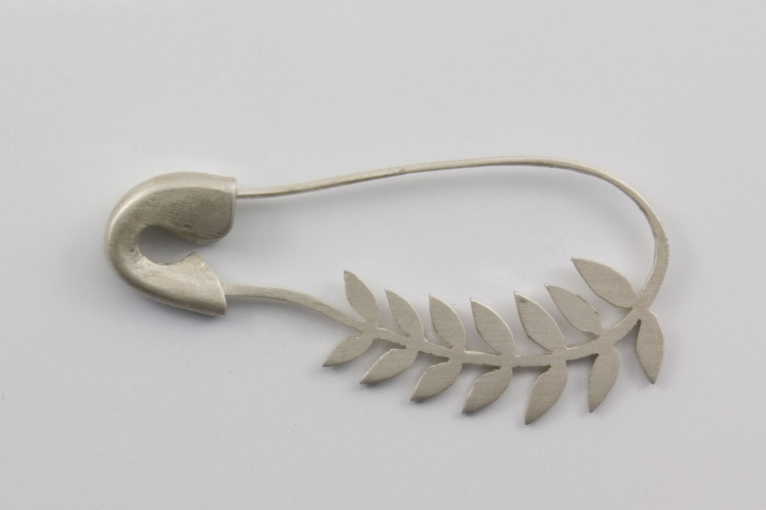 FIBULOSO LAURO hand sawed sterling silver safety pin brooch