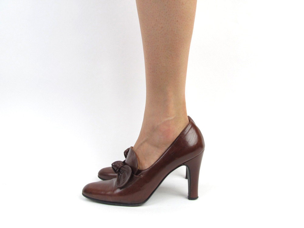 Vintage 60s Shoes / 60s Pump / Chestnut Bow Shoe. size 6
